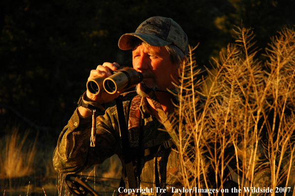 Bowhunter glassing