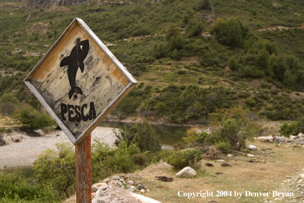 Fishing , "Pesca", sign along riverbank.